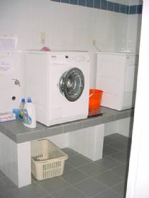 bergruimte met wasmachines